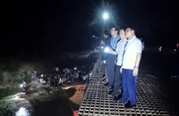 Đồng chí Nghiêm Xuân Cường, Phó Chủ tịch Ủy ban nhân dân tỉnh Quảng Ninh cùng lãnh đạo huyện Hải Hà tại hiện trường chỉ đạo tìm kiếm.