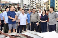 Thủ tướng Phạm Minh Chính thị sát một cơ sở kinh doanh ở thành phố Hạ Long bị bão số 3 làm sập (Ảnh: Trần Hải).