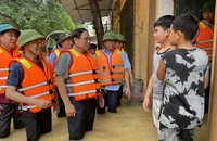 Thủ tướng Phạm Minh Chính đến thị sát, thăm hỏi bà con nhân dân xã Vân Hà, huyện Việt Yên đang bị ngập lụt do nước sông Cầu tràn vào.