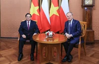 Thủ tướng Phạm Minh Chính và Thủ tướng Ba Lan Donald Tusk gặp hẹp trước hội đàm. (Ảnh: NHẬT BẮC/VGP)