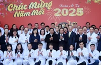 Thủ tướng Phạm Minh Chính với cán bộ, y sĩ, bác sĩ và nhân viên y tế Bệnh viện Phổi Trung ương. (Ảnh: TRẦN HẢI)