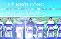 Thủ tướng Phạm Minh Chính và các đồng chí lãnh đạo, nguyên lãnh đạo thực hiện nghi thức khởi công dự án. (Ảnh: THANH GIANG)