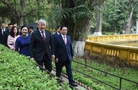 Thủ tướng Phạm Minh Chính và Thủ tướng Kyrgyzstan Adylbek Kasymaliev thăm Nhà sàn Bác Hồ trong Khu Di tích Phủ Chủ tịch. (Ảnh: TRẦN HẢI)