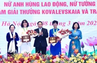 Thủ tướng Phạm Minh Chính trao Giải thưởng Kovalevskaia năm 2024 tặng PGS, TS Nguyễn Minh Tân và PGS, TS Đặng Thị Mỹ Dung. (Ảnh: TRẦN HẢI)