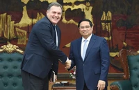 Thủ tướng Phạm Minh Chính và ông Philippe Tabarot, Bộ trưởng Phụ trách giao thông Cộng hòa Pháp. (Ảnh: TRẦN HẢI)