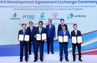 Ba Thủ tướng Việt Nam, Malaysia và Singapore chứng kiến lễ trao thỏa thuận hợp tác về xuất khẩu điện năng lượng tái tạo từ Việt Nam sang Singapore và Malaysia. (Ảnh: Dương Giang/TTXVN)