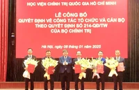 Đại diện Lãnh đạo Học viện Chính trị Quốc gia Hồ Chí Minh chúc mừng các cán bộ được bổ nhiệm.