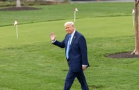 Tổng thống Mỹ Donald Trump vẫy tay chào báo chí khi chuẩn bị lên trực thăng Marine One tại Nhà Trắng ở Washington, D.C., vào ngày 28/3. (Ảnh: Tân Hoa xã)