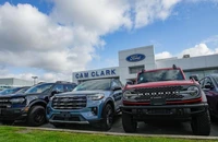 Các mẫu xe mới được trưng bày tại một đại lý ô-tô ở Vancouver, tỉnh British Columbia, Canada, vào ngày 3/4/2025. (Ảnh: Tân Hoa xã)