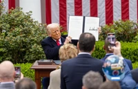Tổng thống Mỹ Donald Trump giơ cao sắc lệnh hành pháp về thuế quan đối ứng tại Vườn Hồng của Nhà Trắng ở Washington D.C. ngày 2/4/2025. (Ảnh: Tân Hoa xã)