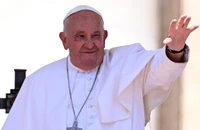 Đức Giáo hoàng Francis vẫy tay chào đám đông khi tham dự một sự kiện tại quảng trường Thánh Peter, Vatican ngày 26/5/2024. (Ảnh: Tân Hoa xã)