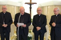(Từ trái qua phải) Hồng y Pietro Parolin, Hồng y Kevin Farrell, Tổng Giám mục Edgar Peña Parra và Tổng Giám mục Diego Ravelli công bố tin Đức Giáo hoàng Francis qua đời tại Casa Santa Marta. (Ảnh: Vatican News)