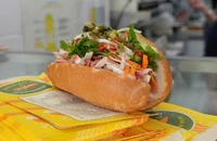 Người Australia ngày càng yêu thích món bánh mì Việt Nam - một lựa chọn bữa trưa vừa túi tiền, lại tiện lợi khi di chuyển. (Ảnh: Isabella Michie/ABC Radio National)