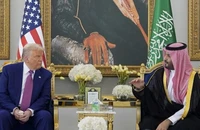 Thái tử Saudi Arabia Mohammed bin Salman Al Saud trao đổi cùng Tổng thống Mỹ Donald Trump, ngày 13/5/2025. (Ảnh: The White House)