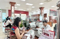 Khách hàng giao dịch tại Ngân hàng Agribank chi nhánh Chư Prông (Gia Lai).