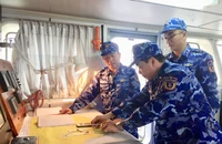 Cán bộ Bộ Tư lệnh Cảnh sát biển kiểm tra phương án tuần tra, kiểm soát trên tàu Cảnh sát biển 4039.