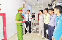Cảnh sát Phòng cháy, chữa cháy và Cứu nạn cứu hộ Công an tỉnh Bình Dương hướng dẫn chữa cháy tại chỗ cho các đội phòng cháy, chữa cháy cơ sở ở các chung cư.
