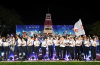 Sinh viên, cán bộ Hội tiêu biểu và cán bộ, chiến sĩ, người dân thị trấn Trường Sa (huyện Trường Sa, tỉnh Khánh Hòa) trong hành trình “Sinh viên với biển, đảo Tổ quốc” năm 2023. (Ảnh NAM TRẦN)