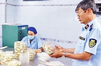 Các đơn vị chức năng thuộc Cục Quản lý thị trường thành phố kiểm tra một cơ sở sản xuất hàng hóa tại quận Phú Nhuận.