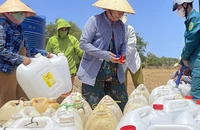 Vận chuyển nước ngọt hỗ trợ người dân huyện Cần Giuộc, Long An.