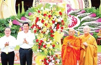 Lãnh đạo thành phố Cần Thơ tặng hoa chúc mừng Đại lễ Phật đản năm 2024.