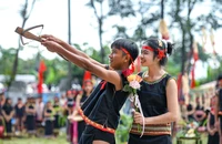 Nam nữ thanh niên Ba na. (Ảnh: Thành Đạt)