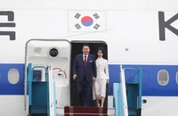 Tổng thống Hàn Quốc Yoon Suk-yeol và Phu nhân sáng 22/6 đã đến Hà Nội, bắt đầu chuyến thăm Việt Nam theo lời mời của Chủ tịch nước Võ Văn Thưởng.