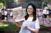 Bạn Trần Ngân Giang đã may mắn "lùng" được phụ bản tranh panorama số ngày 7/5 của Báo Nhân Dân. Ảnh: Sơn Tùng