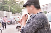 Tỷ lệ hút thuốc lá tại Việt Nam vẫn còn cao và gia tăng tỷ lệ người sử dụng thuốc lá mới. (Ảnh PHẠM VĂN)