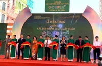 Cắt băng khai mạc Triển lãm các sản phẩm OCOP xuất khẩu (VIETNAM OCOPEX).