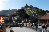 Đông đảo du khách trong nước, quốc tế tham quan, chiêm bái khu du lịch tâm linh trên đỉnh Fansipan. (Ảnh: Quốc Khánh/TTXVN)