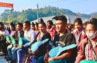 Đại diện hộ nghèo là đồng bào dân tộc Khơ Mú ở xã Mường Pồn, huyện Điện Biên (tỉnh Điện Biên) vui mừng nhận nhà ở mới do Bộ Quốc phòng hỗ trợ.