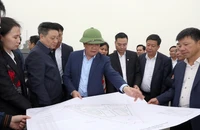 Bí thư Thành ủy Hà Nội Đinh Tiến Dũng cùng đoàn đi kiểm tra thực địa công tác giải phóng mặt bằng dự án đầu tư xây dựng đường Vành đai 4-Vùng Thủ đô Hà Nội tại huyện Thanh Oai. (Ảnh Duy Linh)