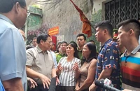 Thủ tướng Phạm Minh Chính trực tiếp tới thị sát hiện trường vụ cháy chung cư xảy ra trên địa bàn phường Khương Đình, quận Thanh Xuân, Hà Nội. (Ảnh: HỒNG PHONG)