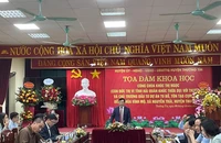 Các nhà khoa học, các đại biểu dự tọa đàm khoa học về chủ trương đầu tư dự án tu bổ, tôn tạo cụm di tích đền-chùa Vĩnh Mộ, xã Nguyễn Trãi.