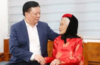 Bí thư Thành ủy Hà Nội Đinh Tiến Dũng thăm, chúc Tết Bà mẹ Việt Nam Anh hùng Bùi Thị Nhuần (xã Đặng Xá, huyện Gia Lâm) nhân dịp Tết Nguyên đán Quý Mão 2023.