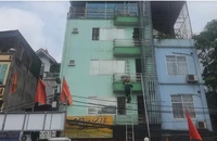 Cảnh sát phòng cháy, chữa cháy trèo thang dây lên các phòng tìm kiếm các nạn nhân có thể bị mắc kẹt. (Ảnh: CHU DŨNG)