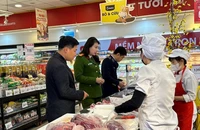 Đoàn kiểm tra liên ngành an toàn thực phẩm của thành phố Hà Nội kiểm tra một siêu thị trên địa bàn quận Tây Hồ. (Ảnh: Thu Trang)