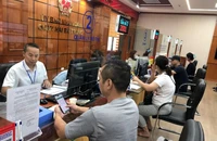 Người dân làm thủ tục hành chính tại bộ phận Một cửa Ủy ban nhân dân quận Hai Bà Trưng.
