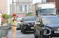 Cảnh sát giao thông Hà Nội điều hành giao thông trên đường. (Ảnh minh họa)