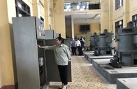 Công nhân Xí nghiệp thủy nông Kim Bảng (Hà Nam) vận hành máy.
