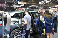 Người dân tham quan xe điện trưng bày tại Bangkok Motor Show 2023. (Ảnh: TUẤN ANH)