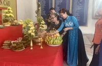 Bà con kiều bào thành kính dâng hương tưởng nhớ các Vua Hùng.