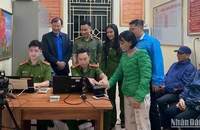 Lực lượng đoàn viên thanh niên Công an tỉnh Thái Bình tổ chức cho người dân làm căn cước công dân vào buổi tối.