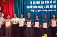Những hộ dân đầu tiên tại xã Trung An (huyện Vũ Thư, tỉnh Thái Bình) được trao giấy chứng nhận quyền sử dụng đất lần đầu tại cơ sở. (Ảnh Mai Tú)