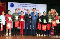 Người dân khó khăn ở thành phố Thái Bình được trao tặng sổ bảo hiểm xã hội.