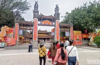 Khá đông du khách đến với Lễ hội đền Trần tỉnh Thái Bình năm 2024. (Ảnh chụp chiều 21/2)