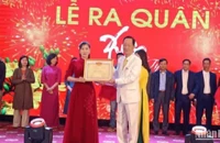 Lãnh đạo Tập đoàn Hương Sen vinh danh người lao động hoàn thành xuất sắc nhiệm vụ trong năm 2024.
