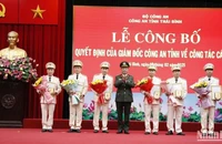 Giám đốc Công an tỉnh trao Quyết định, tặng hoa chúc mừng các đồng chí nghỉ công tác trước hạn tuổi hưởng chế độ hưu trí.