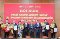 Lãnh đạo tỉnh Thái Bình trao Quyết định, tặng hoa chúc mừng Giám đốc 5 sở được thành lập mới sau sáp nhập.
